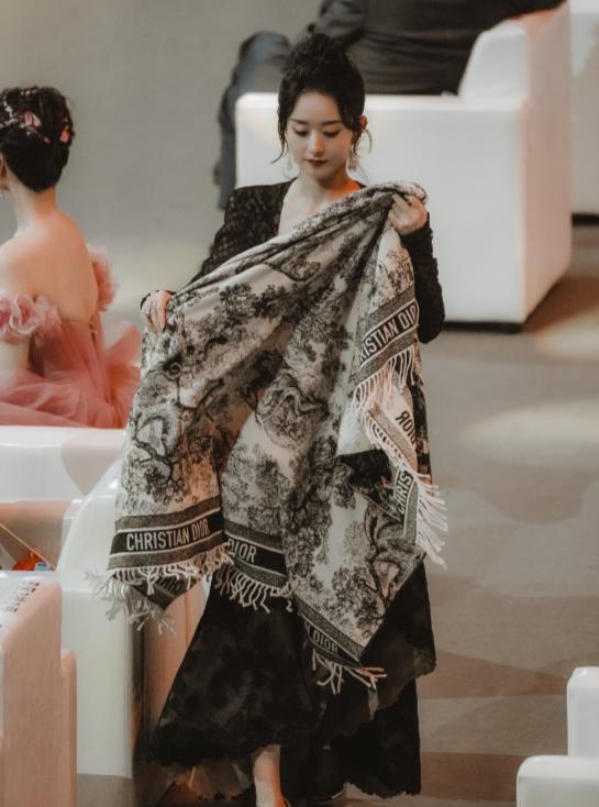 赵丽颖|赵丽颖去洗手间被抓拍，看到她没了围巾遮挡的腿，这才是当妈的样