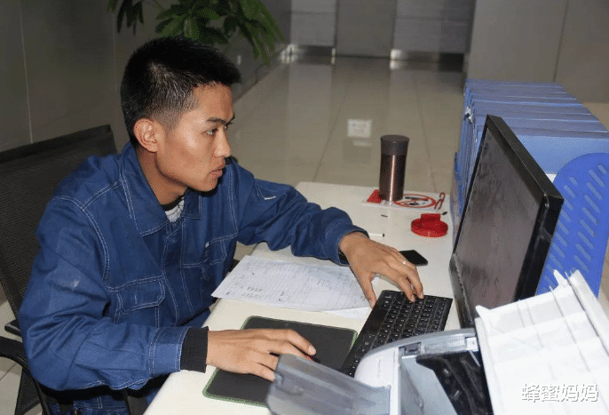 蜂蜜妈妈|有一种“新式啃老”叫毕业生考试，90后沉迷于此，家长还引以为傲