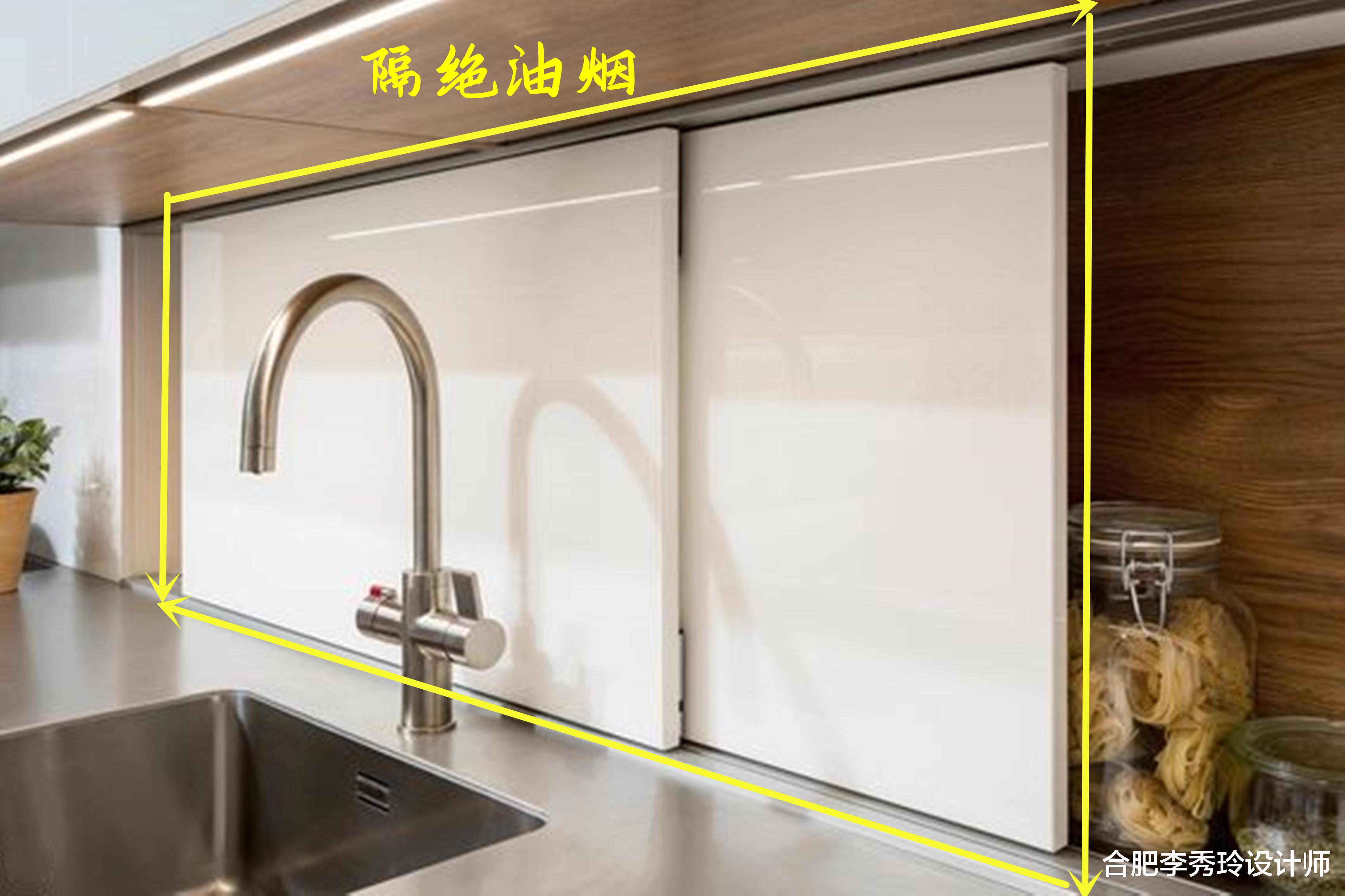 厨房有一块地方总是被忽略，留15公分装推拉门，收纳瓶瓶罐罐正好