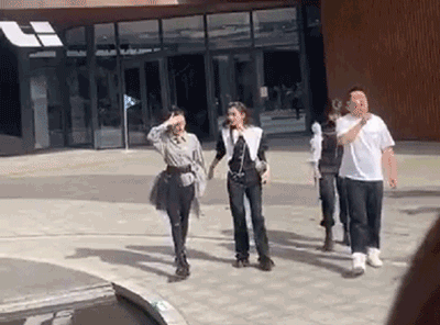 郑恺|郑恺苗苗婚后同框录跑男，夫妻俩旁若无人牵手讲悄悄话超甜蜜