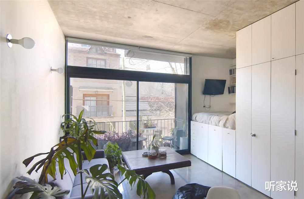 他买下32㎡小家，将卧室厨卫“藏”在壁橱里，面积虽小却井然有序