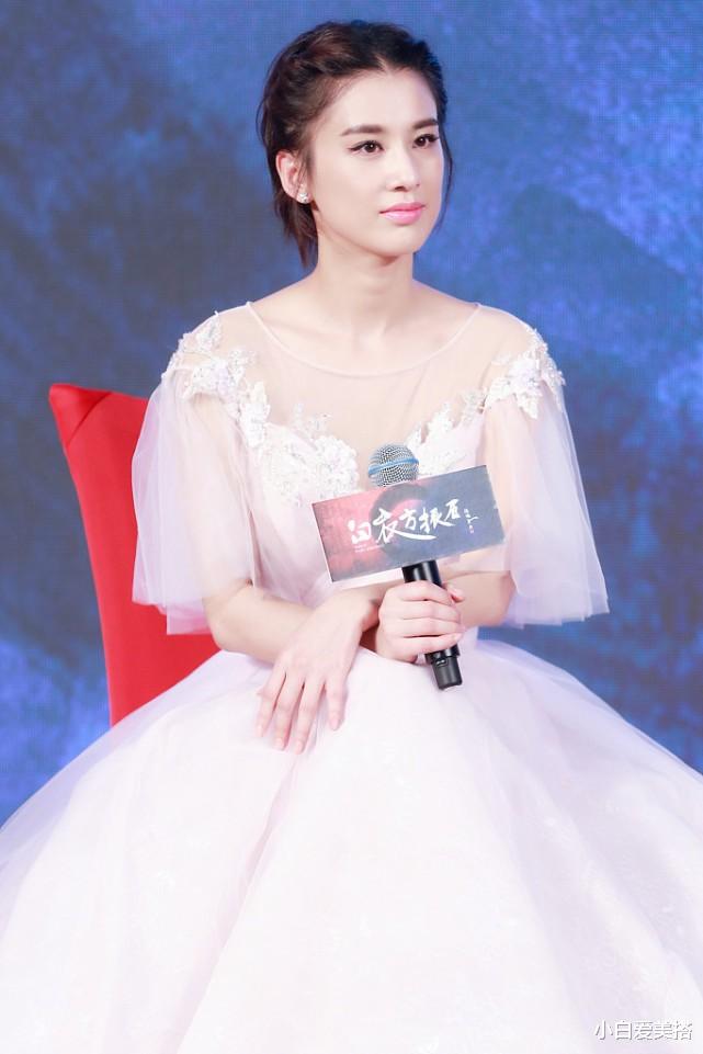 小白爱美搭|黄圣依年近40岁，还敢穿这么“凉爽”，为了展现女人味也是拼了