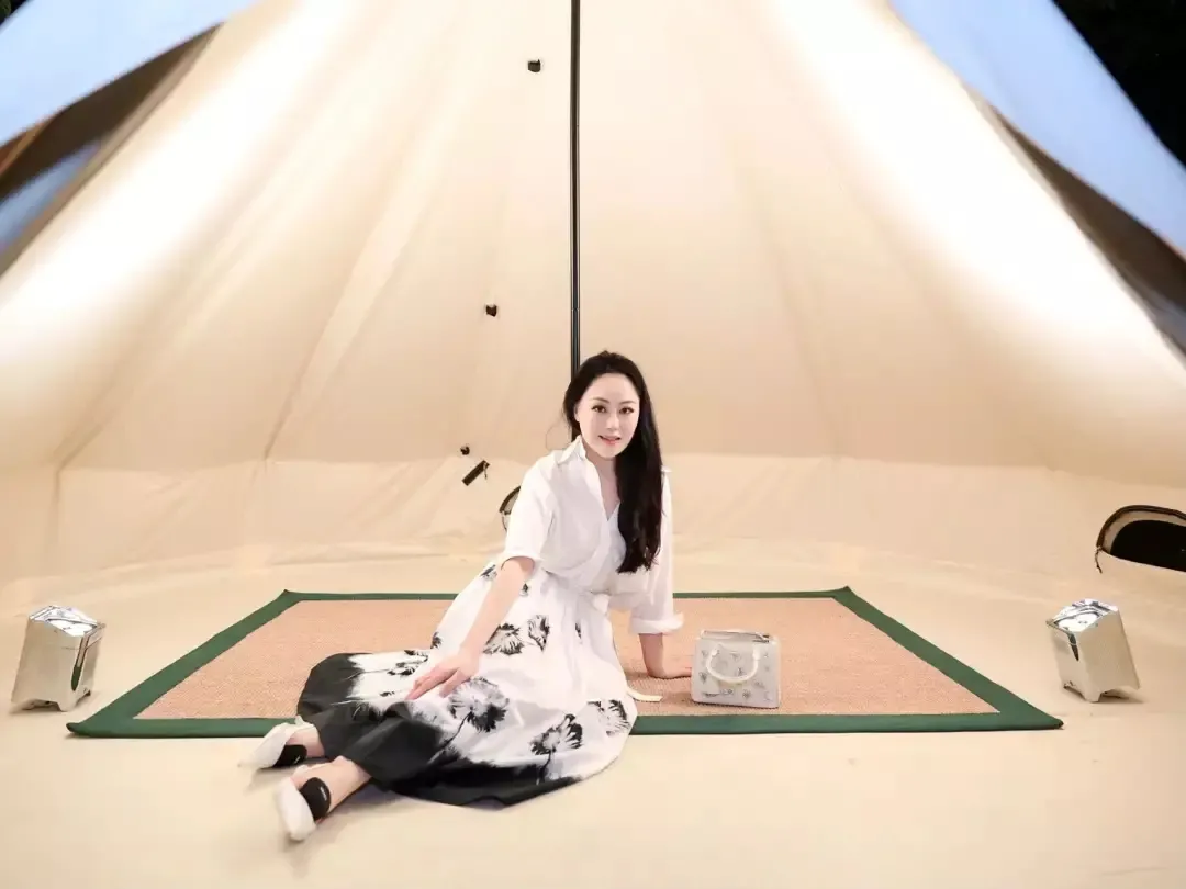 晓说时尚儿|章小蕙身材才有女人味，白衬衫配泼墨裙，同框“校花”曾黎更贵气