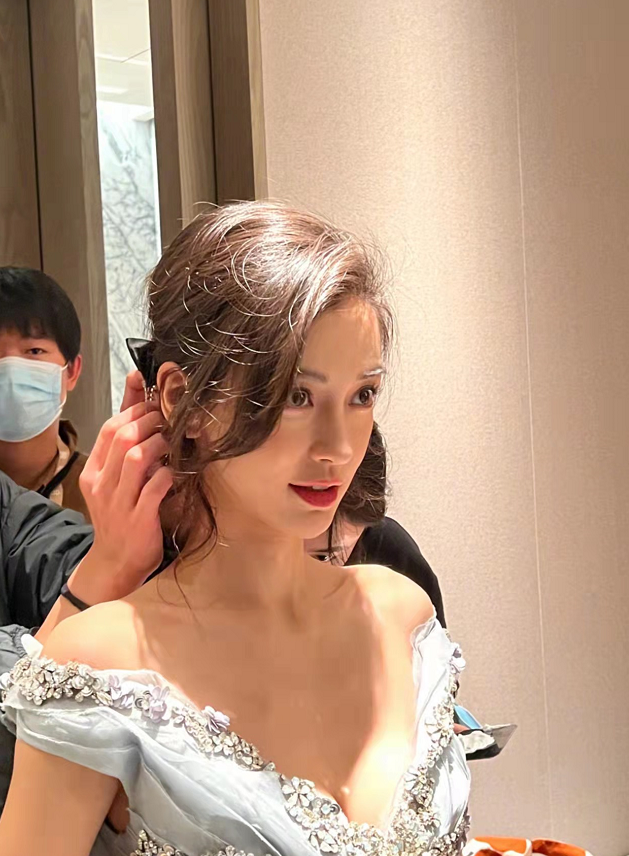 Angelababy Baby跨年发型大爆火!穿露肩公主裙央视脸美得开挂,成晚会大赢家