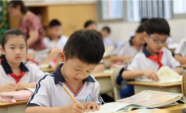 数学|“9加9除3”全班出错，老师的解释不被认可，称文字游戏没必要