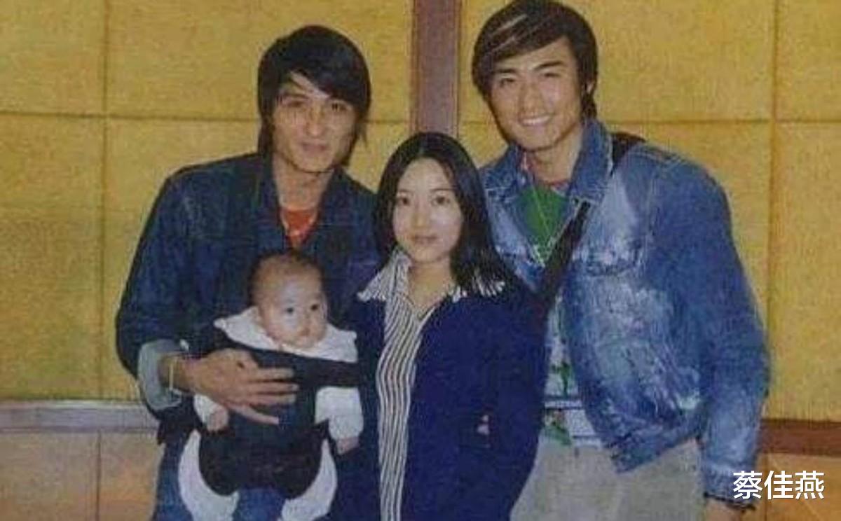 胡兵|胡兵给妈妈过80大寿，哥哥胡东罕见现身，一改出狱时的颓废模样