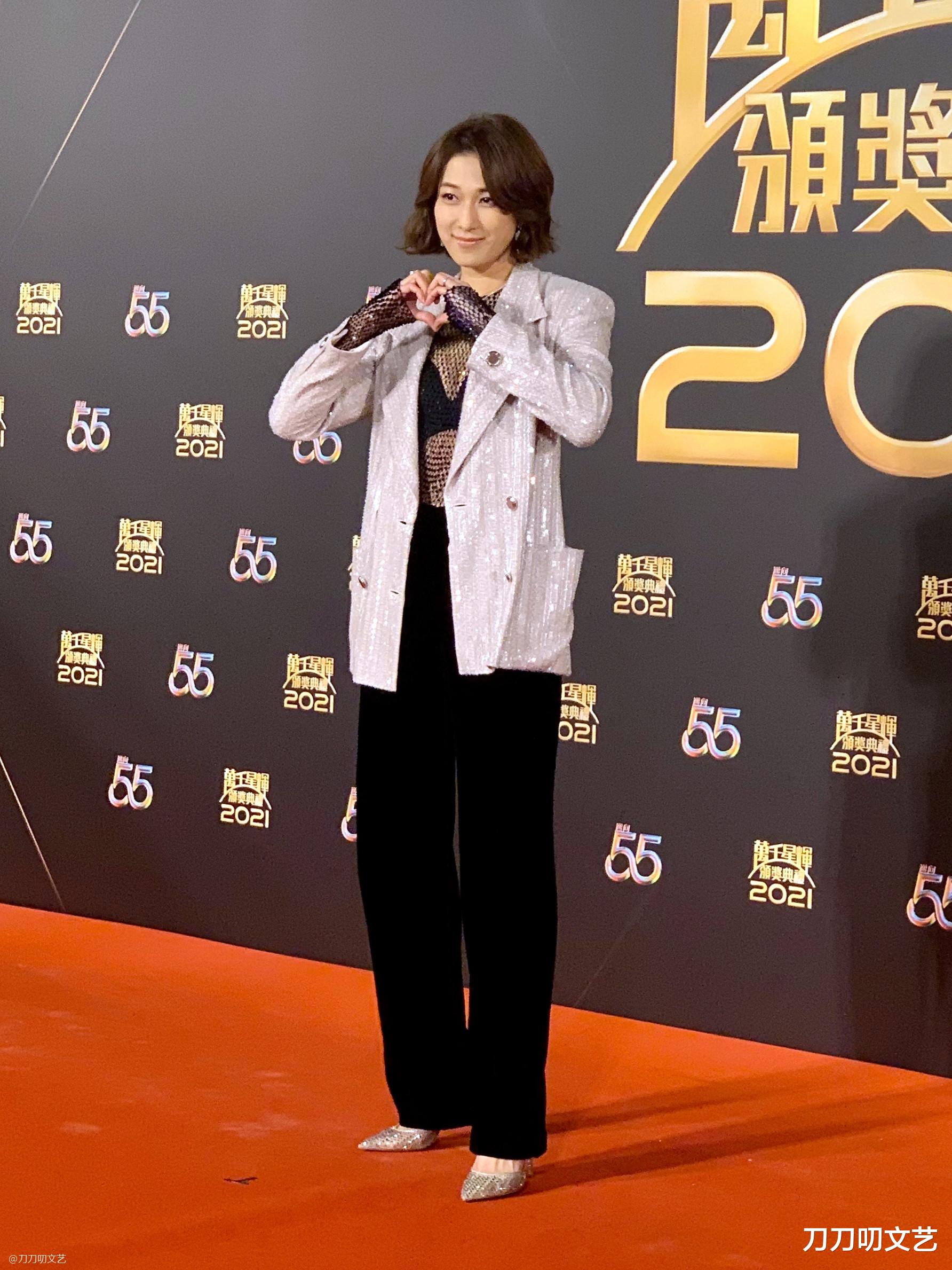 黄智雯|TVB颁奖红毯：黄智雯贵气逼人，陈自瑶性感露背，钟嘉欣渔网装