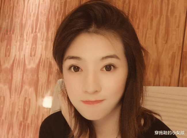 穿拖鞋的小女孩 中国又一女富豪崛起！23岁“临危”继承家业，如今掌控9000亿帝国