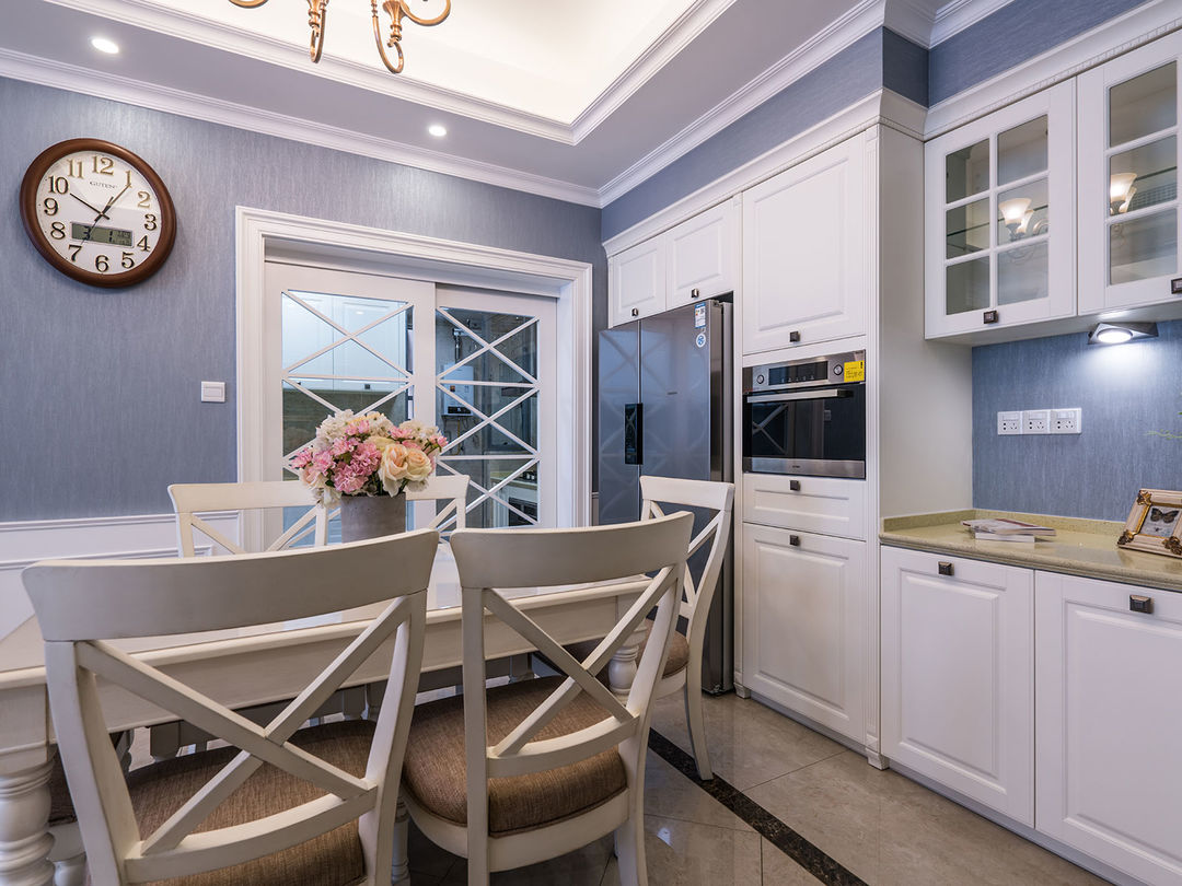 以素雅为基调,加上精致的家具和设计,营造轻松舒适的家居空间