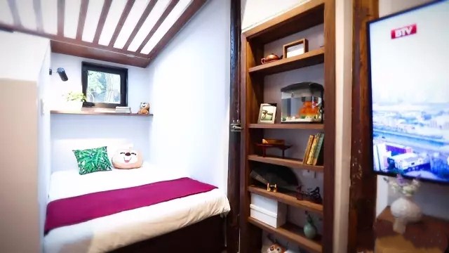 重庆|两对夫妻挤18㎡棺材房，隐私全靠一块布帘，毫无夫妻生活可言