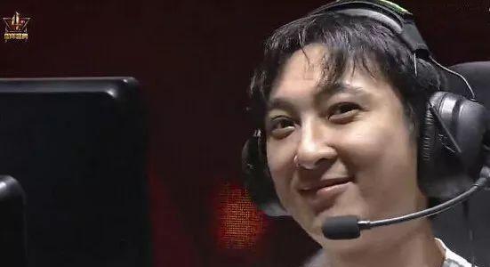 王思聪|团购丢人吗？王思聪直言自己从来没团购过，翘二郎腿说这话暴三观