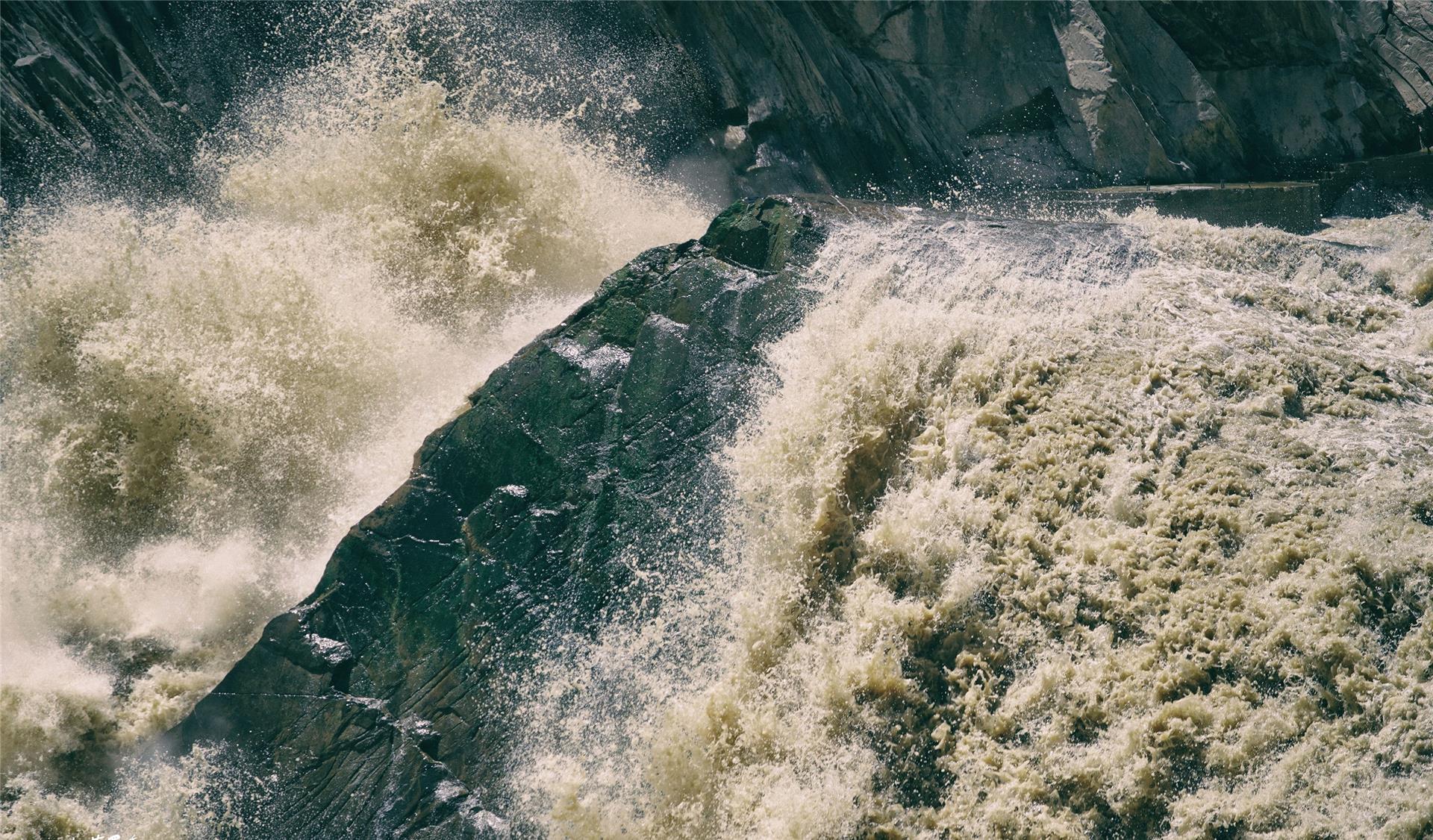 虎跳峡 虎跳峡终于重新开放了,它最凶险的时候到了,它狂暴起来势不可挡