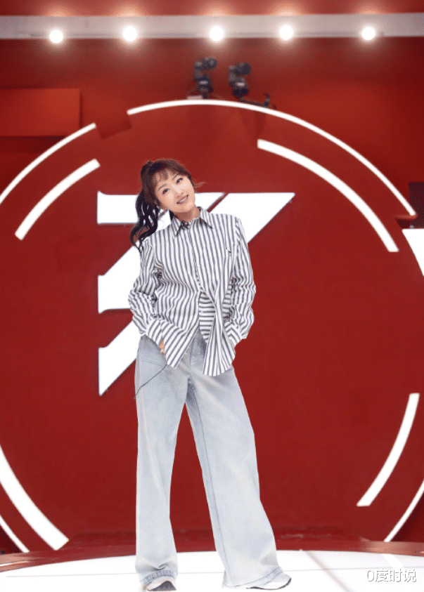 杨钰莹|杨钰莹哪像50岁的人？看到她衣服上的破洞效果，00后都不敢尝试