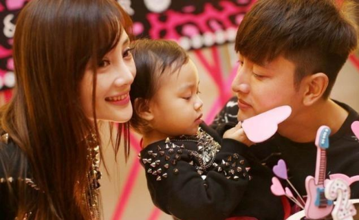 贾乃亮|李小璐穿吊带裙挺胸热舞，贾乃亮餐厅名字有深意？