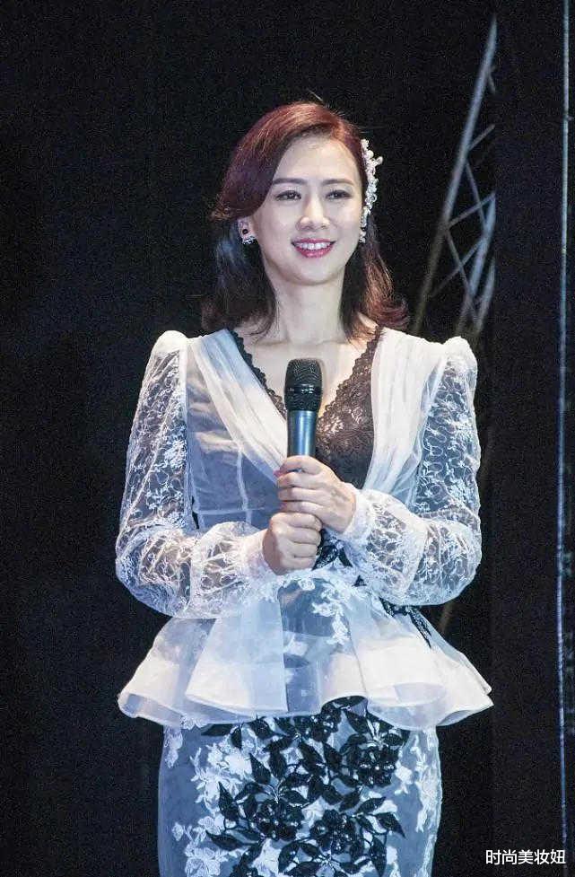 时尚美妆妞|被52岁翁虹身材迷住,一袭透视刺绣连衣裙走T台,昂首挺胸好惊艳