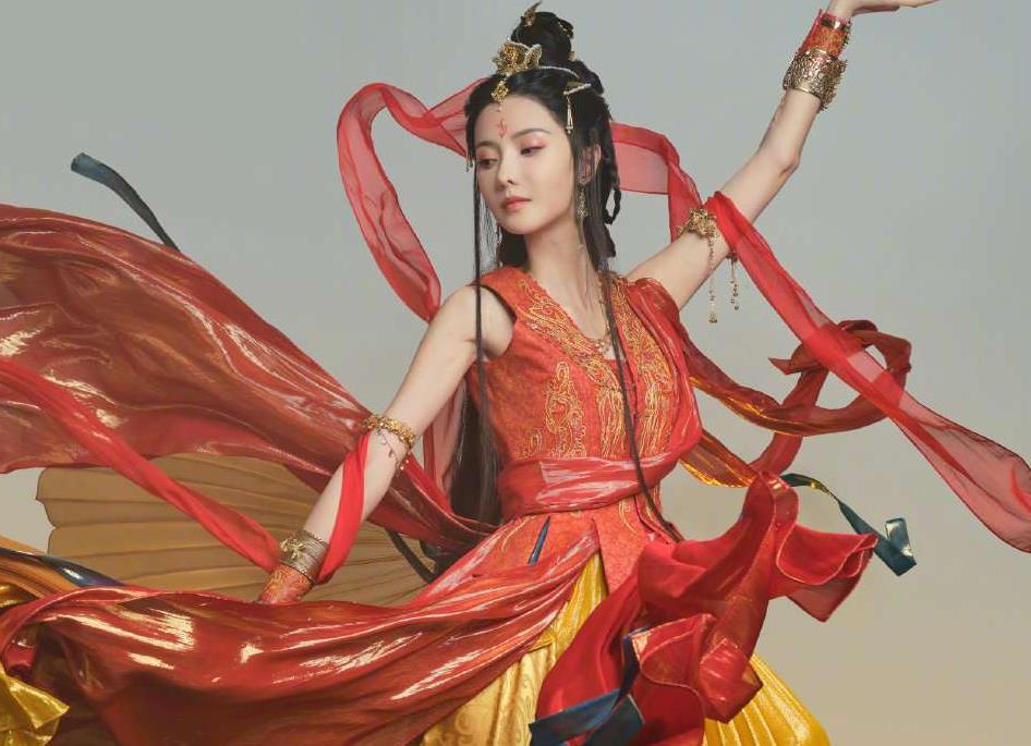 花匠小美 4年前凭“甄宓”惊艳观众，4年后演《长月烬明》，愣是没看出来