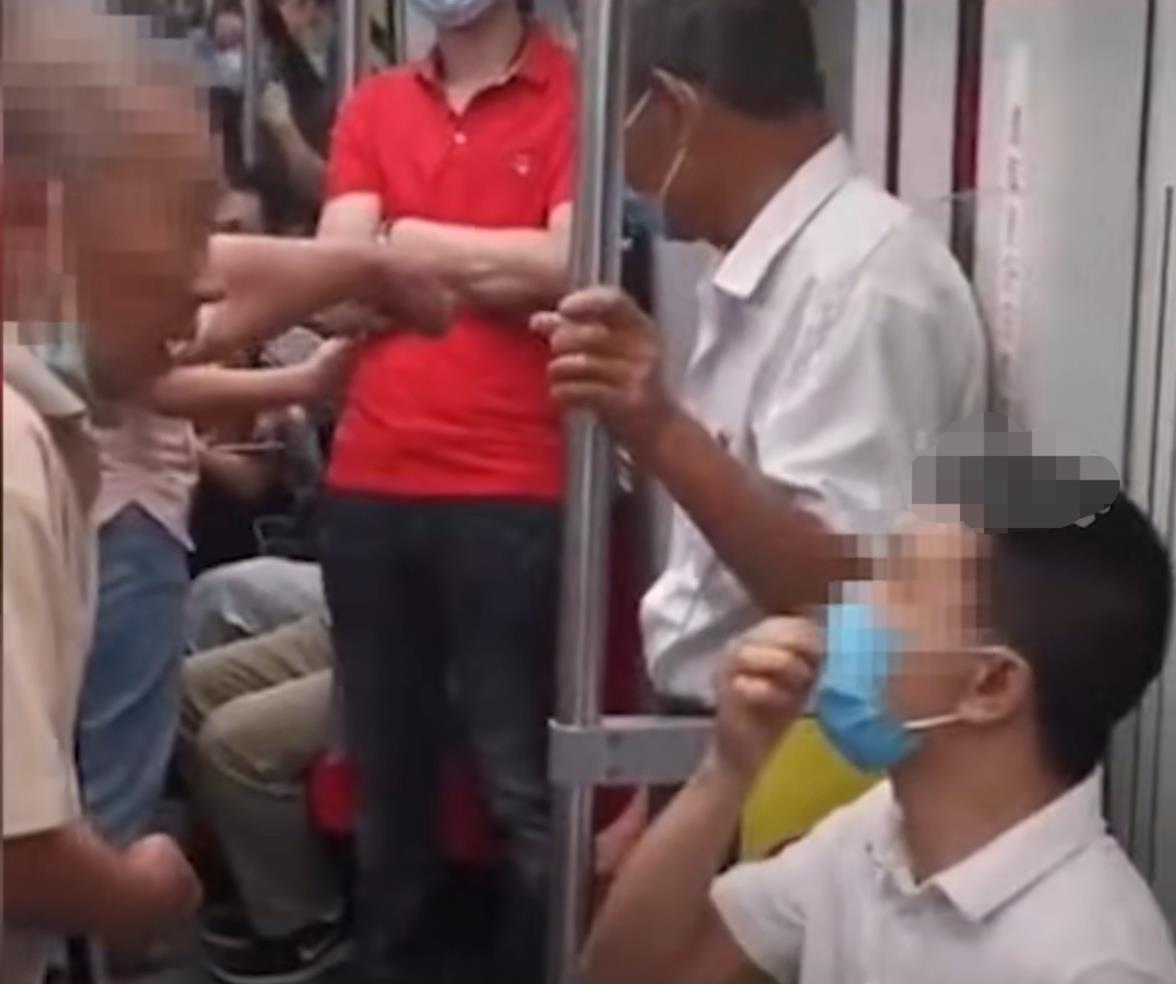 匣子里的鱼 广东广州：白发老人要求男子让座遭拒，最后男子被劝离爱心座位