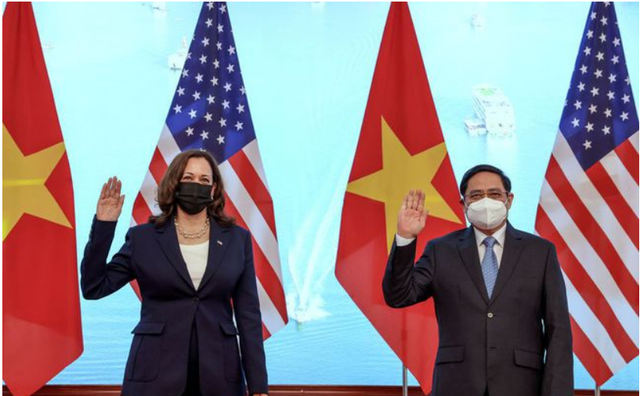 小朱聊育儿|哈里斯在麦凯恩坠机处鲜花!评论区越南人笑疯了:这是讽刺纪念碑