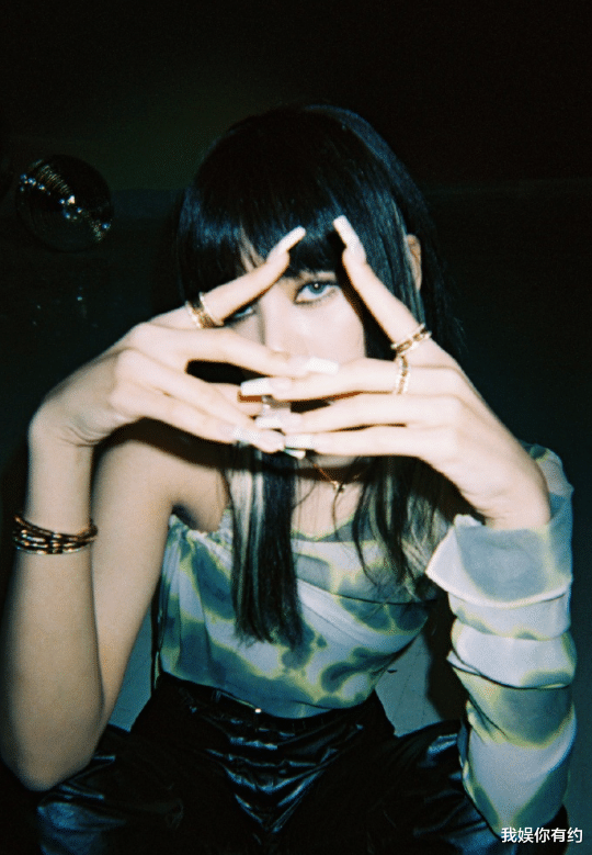 lisa|Lisa痊愈后正式复工，自信面对镜头，解锁锁骨“新”造型！