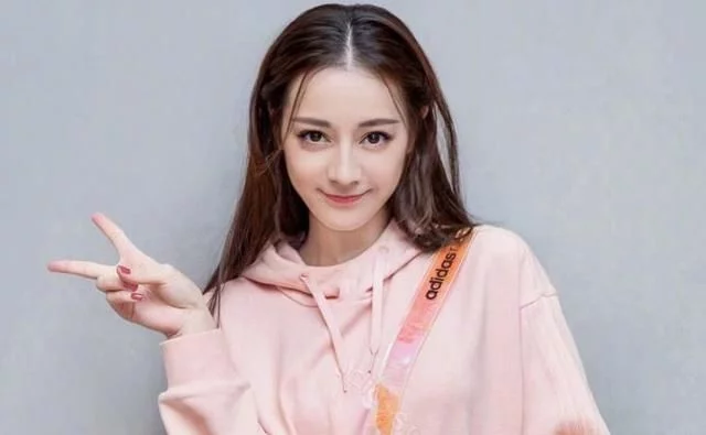 杨幂|杨幂公司的白眼狼，刚走红就解除合约，新剧造成曝光成焦点