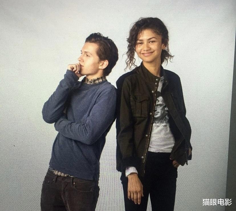 赞达亚|荷兰弟带赞达亚亮相，跟女友合影不用绅士手，裙子后背开洞刚好放手