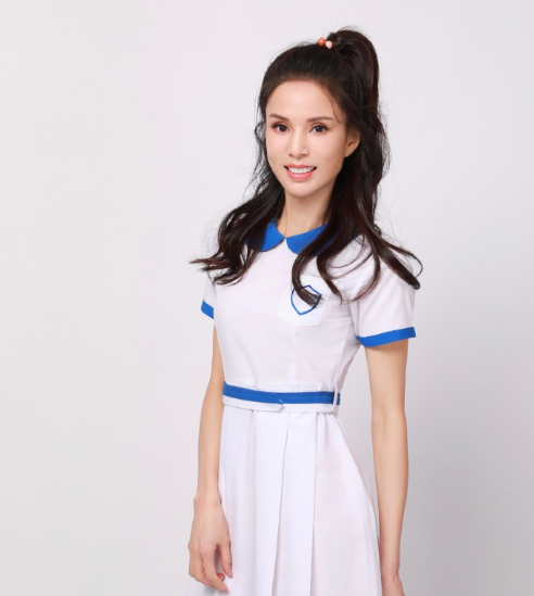 李若彤|李若彤17岁旧照曝光，身穿校服撞脸贾乃亮，与王祖贤合影太美丽