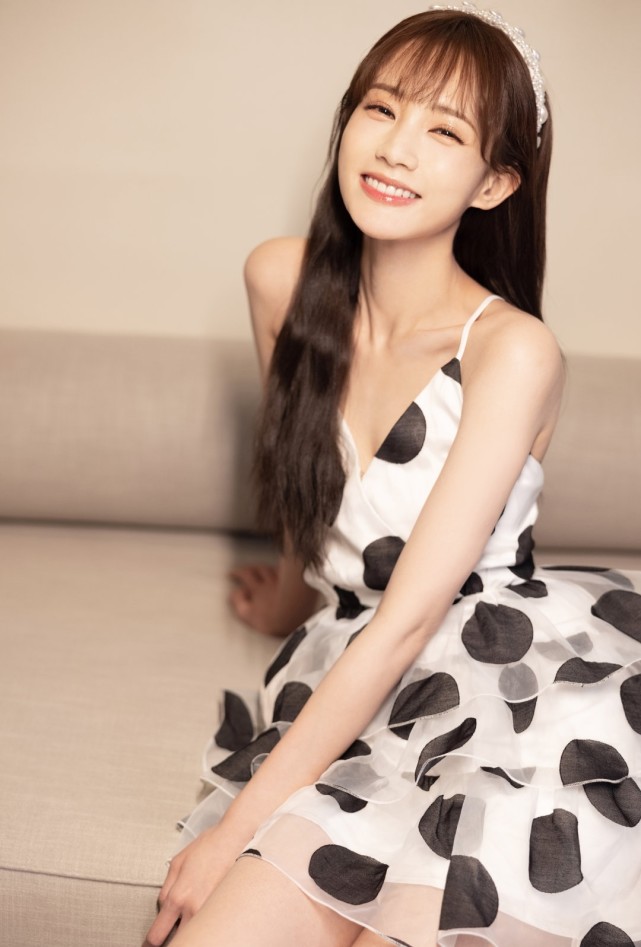 时尚穿搭潮我看|颜值和演技在线的李一桐,穿波点连衣裙像个公主,甜美洋气!