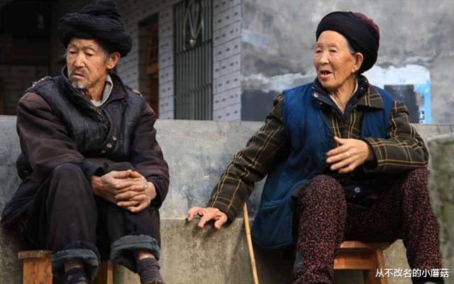 从不改名的小蘑菇|70旬老人无人照料，厕所摔倒无人扶，妻子：我恨不得他早点死！