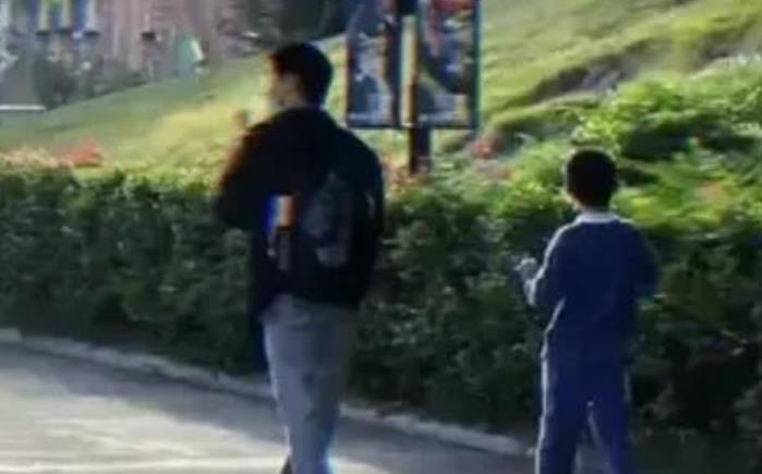 深圳市|孙卓回深圳后，接弟弟放学回家画面超温馨，卓卓吃烤肠心情大好