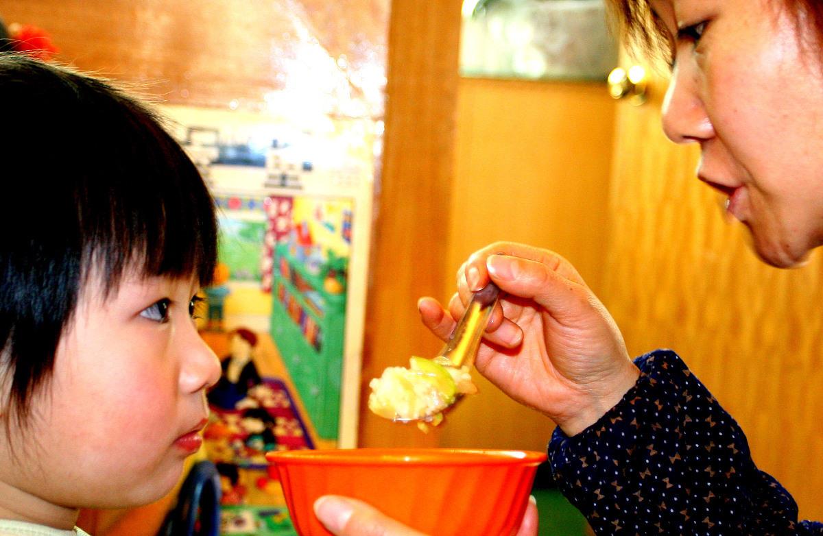 吴洪娜聊说育儿|大人觉得孩子能独立吃饭，自然就可把饭吃完，其实有反差
