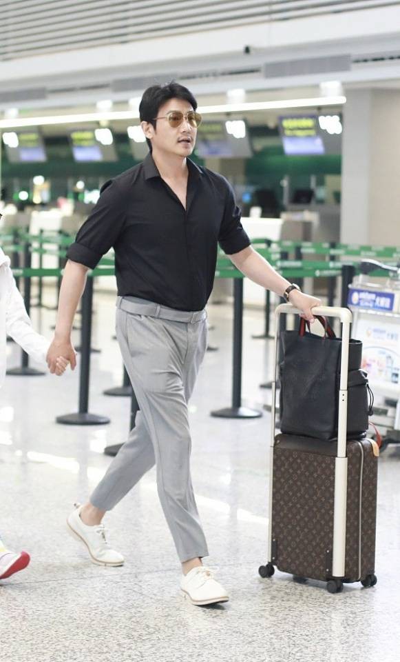 陈红|45岁陆毅拒绝“油腻范”，束脚裤+运动鞋变潮男，梳背头帅气十足