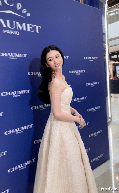 沈月|邱淑贞大女儿参加活动，身穿白裙好身材尽显，美貌气质不输妈妈