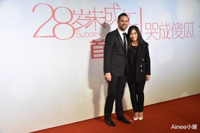 张艺谋|张艺谋女儿和外籍老公同框,穿西装干练简约,身材挺娇小的