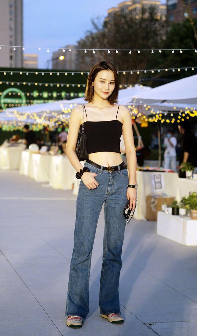 言真说 吊带是夏季唱主角的服饰，清凉舒适易搭配，性感又不失时髦品味