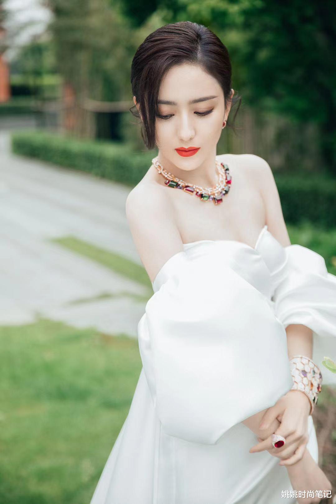 宝格丽|佟丽娅越来越“野”了！一袭拖尾长裙搭配宝格丽珠宝，性感又迷人