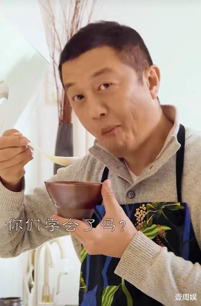 李亚鹏|离开王菲的李亚鹏，越来越沧桑了，戴着斗笠独自在河边垂钓！