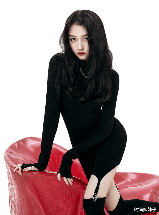 关晓彤|23岁关晓彤最新大片曝光，全网都在研究她的袜子：怎么穿上去的