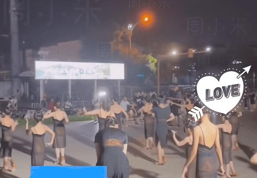 小雪妈妈育儿|孩子身穿“半透明”纱裙，在广场上集体练舞，被路人吐槽：没眼看