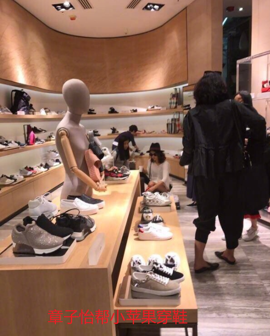 章子怡|章子怡与大女儿牵手逛街似姐妹，小苹果身材高挑颜值佳赶超章子怡