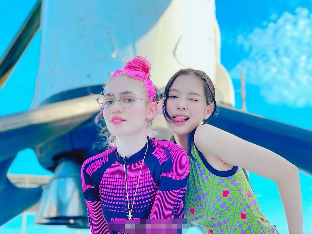 时尚课|Jennie火箭底下凹造型,穿炫彩棋盘格背心,时髦甜辣惹人爱