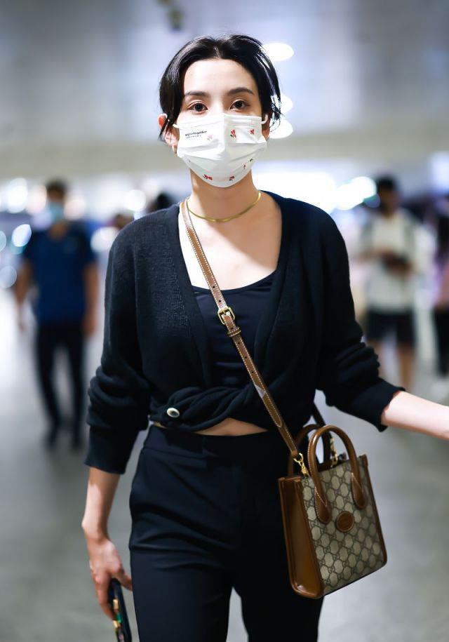 辰雪聊时尚|学宋祖儿这样穿针织衫，衣角拧成麻花配喇叭裤，一身黑照样显年轻