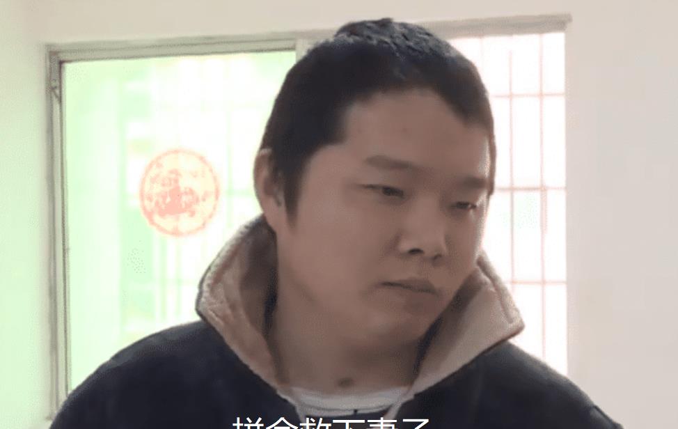 男子为救妻子被撞残疾，拿到60万赔偿款后，妻子提离婚：不想守寡