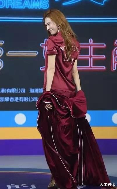 林志玲|46岁的林志玲身材高挑匀称，穿睡衣就上台录节目，气质全开好年轻