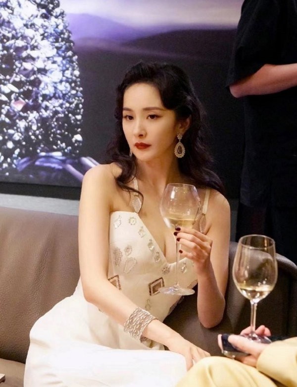 BiuFashion 又被杨幂惊艳到了,低领复古裙配“海藻长发”,侧身坐着更有韵味