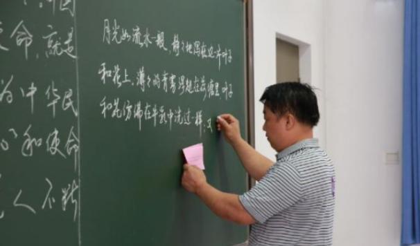 供暖|清华大学“板书”火了，一个比一个有才华，网友直呼：舍不得擦掉