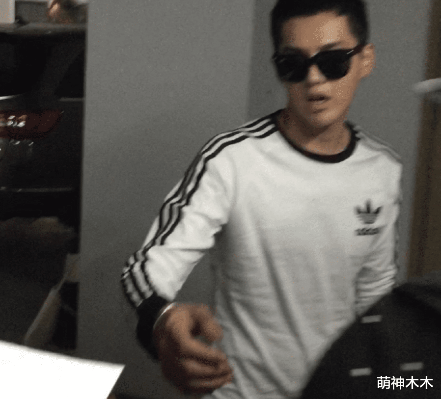 吴亦凡|吴亦凡风波后首度回应粉丝，听到我爱你点头微笑，离场不忘盯镜头