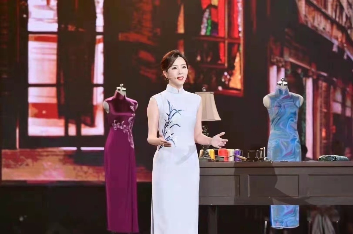 央视|中国时尚盛典阵容超强！董卿主持气质高雅，众明星演绎东方美