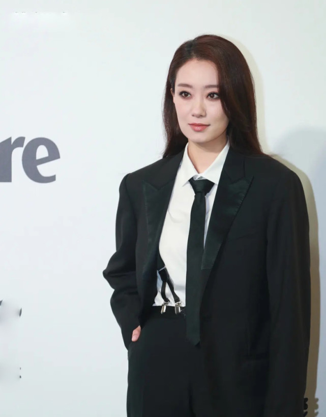 穿衣搭配|红气养人！张小斐职场造型终于不踩雷，黑白搭配简约高级优雅爆棚