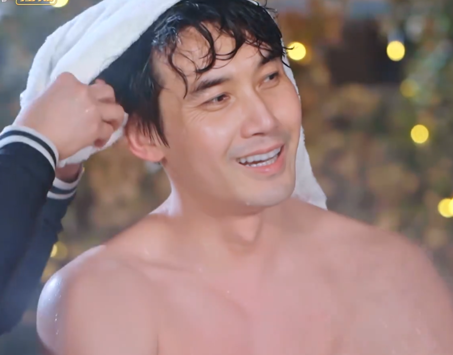 张铎|《婆妈》男女混浴泡温泉，穿最保守的被老公迎接，暴露的站台上没人理