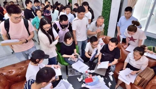 闯荡|毕业3年，才知道父母“逼迫”考公的原因，以前不懂，现在很后悔